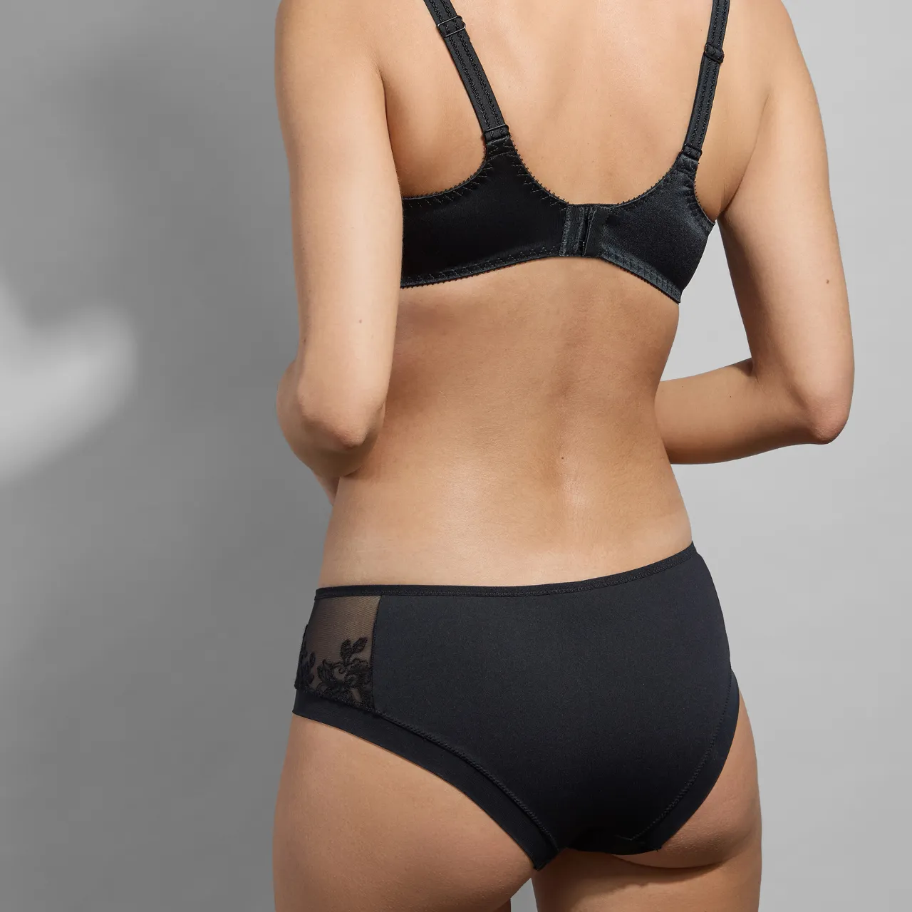Paola Shorty in Black
